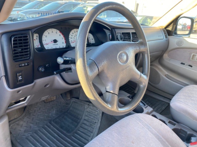 Toyota Tacoma Vehicle Full-screen Gallery Image 09