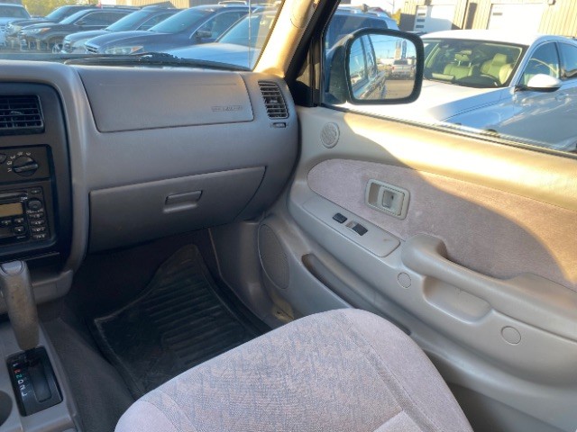 Toyota Tacoma Vehicle Full-screen Gallery Image 10