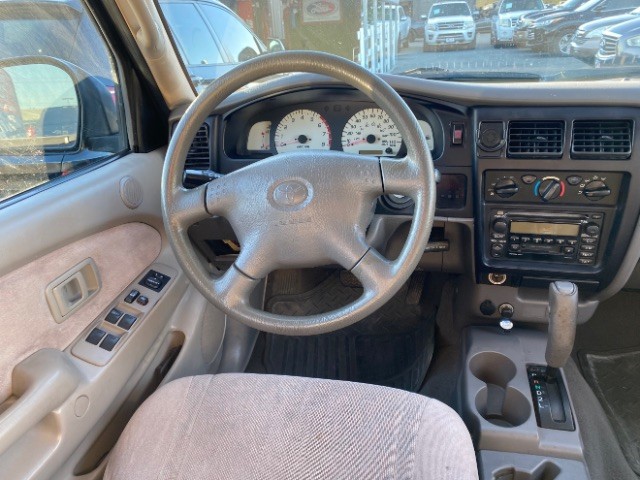 Toyota Tacoma Vehicle Full-screen Gallery Image 11