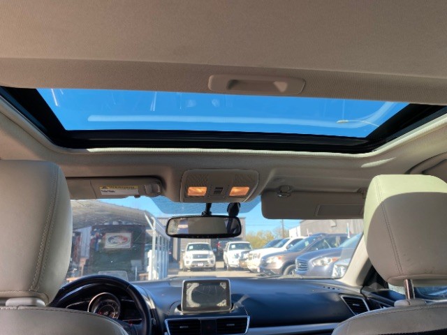 Mazda Mazda3 Hatchback Vehicle Full-screen Gallery Image 12