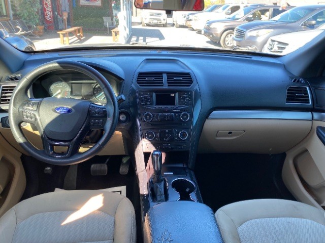 Ford Explorer Vehicle Full-screen Gallery Image 06