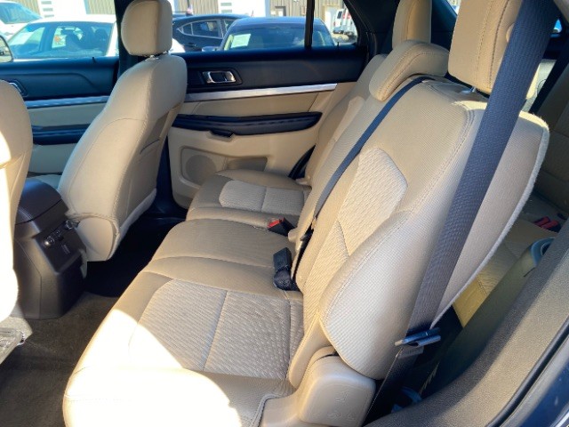 Ford Explorer Vehicle Full-screen Gallery Image 08