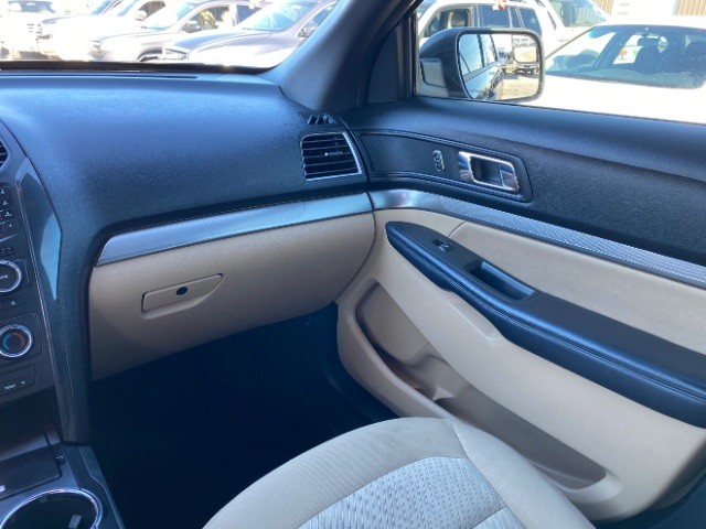 Ford Explorer Vehicle Full-screen Gallery Image 11