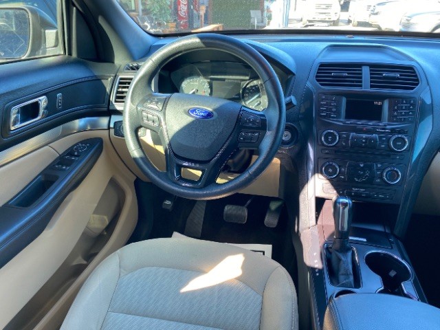 Ford Explorer Vehicle Full-screen Gallery Image 12