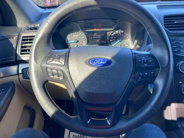 Ford Explorer Vehicle Full-screen Gallery Image 15