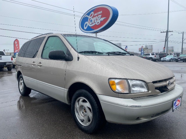 2000 Toyota Sienna XLE's photo