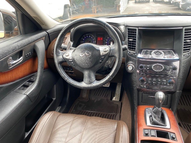 INFINITI FX35 Vehicle Full-screen Gallery Image 11