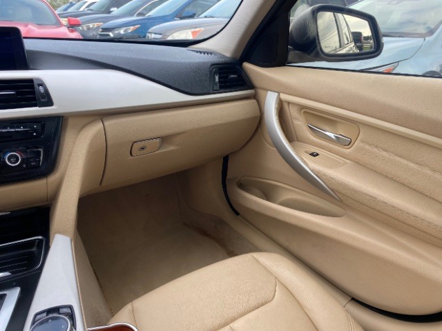 BMW 3 Series Vehicle Full-screen Gallery Image 11