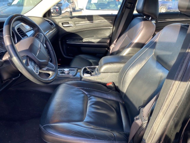 Chrysler 300 Vehicle Full-screen Gallery Image 08