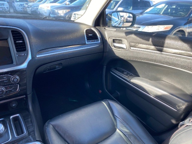 Chrysler 300 Vehicle Full-screen Gallery Image 10