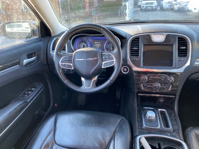 Chrysler 300 Vehicle Full-screen Gallery Image 11