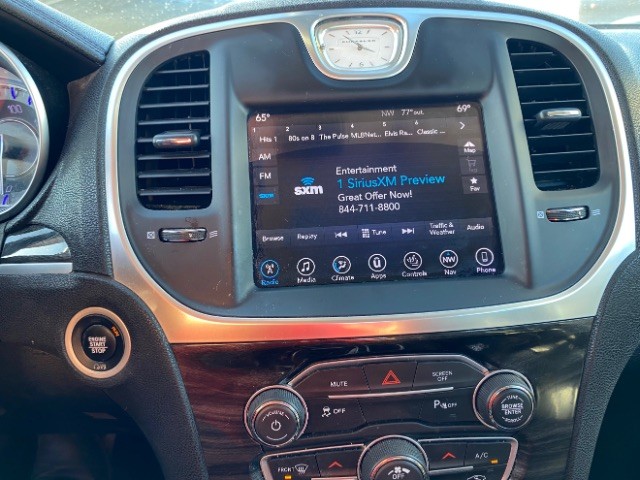 Chrysler 300 Vehicle Full-screen Gallery Image 12