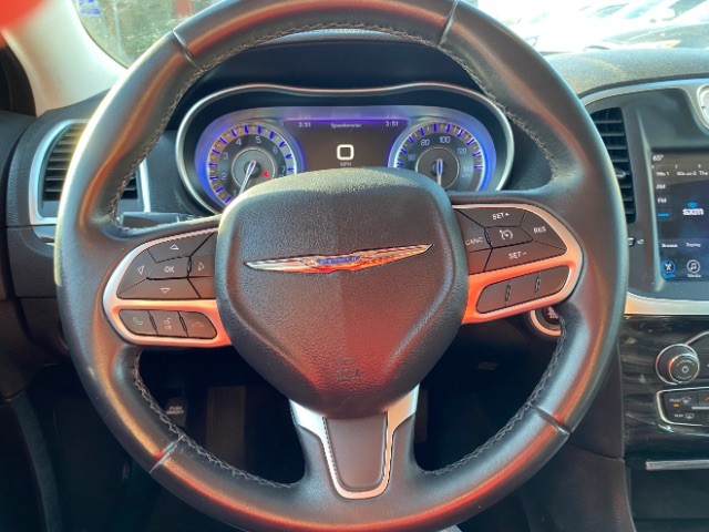 Chrysler 300 Vehicle Full-screen Gallery Image 14