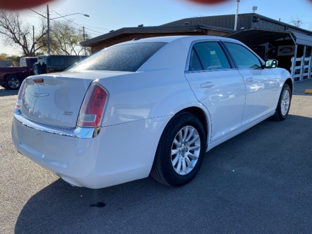 Chrysler 300 Vehicle Full-screen Gallery Image 05