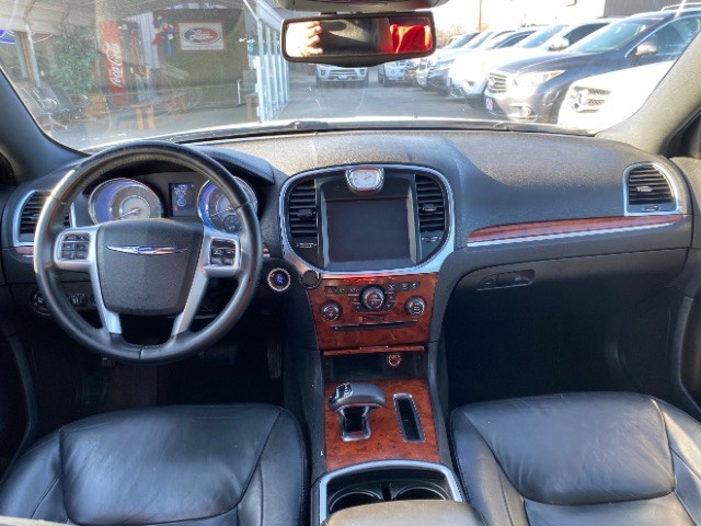 Chrysler 300 Vehicle Full-screen Gallery Image 06