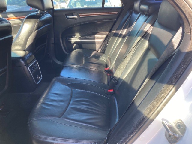 Chrysler 300 Vehicle Full-screen Gallery Image 07