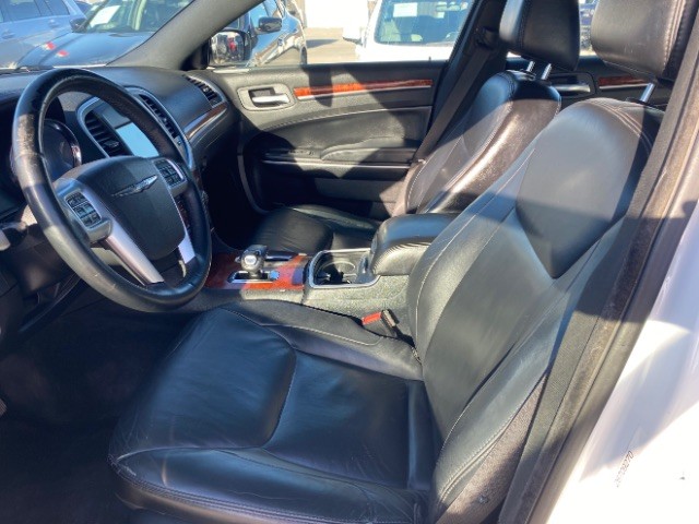 Chrysler 300 Vehicle Full-screen Gallery Image 08