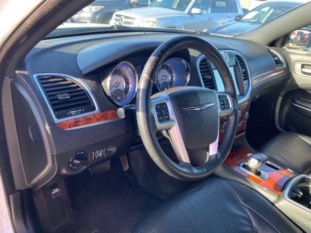 Chrysler 300 Vehicle Full-screen Gallery Image 09