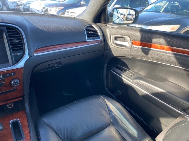 Chrysler 300 Vehicle Full-screen Gallery Image 10