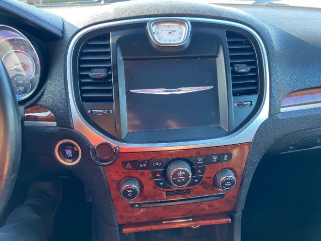 Chrysler 300 Vehicle Full-screen Gallery Image 12