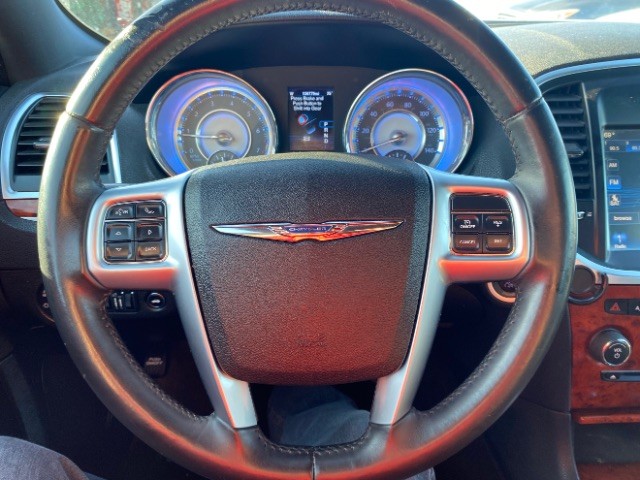 Chrysler 300 Vehicle Full-screen Gallery Image 14