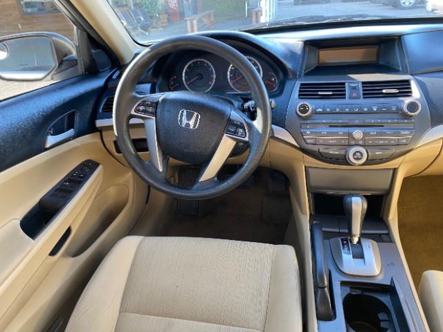 Honda Accord Sedan Vehicle Full-screen Gallery Image 11