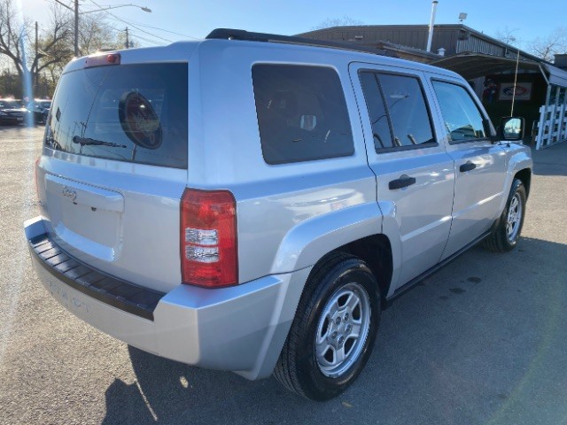 Jeep Patriot Vehicle Full-screen Gallery Image 05