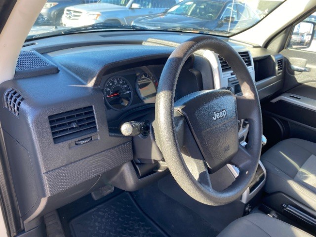 Jeep Patriot Vehicle Full-screen Gallery Image 09