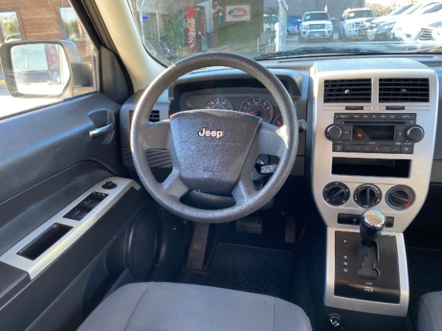 Jeep Patriot Vehicle Full-screen Gallery Image 11