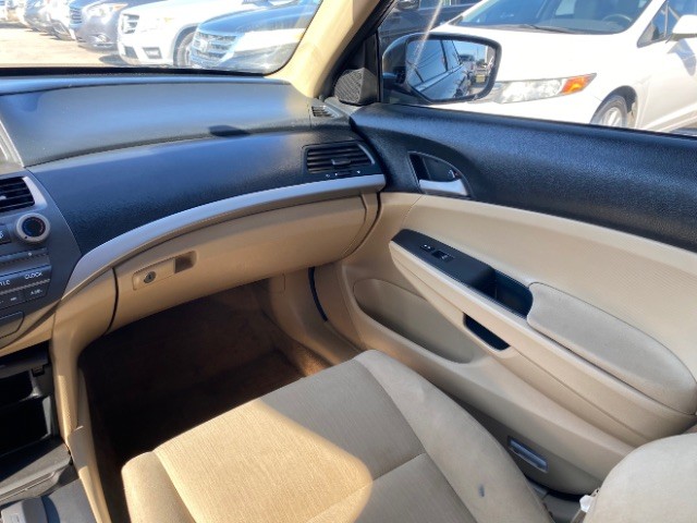 Honda Accord Sedan Vehicle Full-screen Gallery Image 10