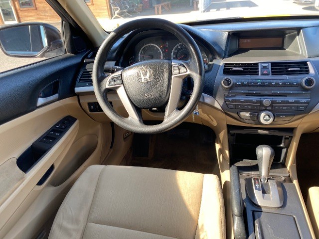 Honda Accord Sedan Vehicle Full-screen Gallery Image 11