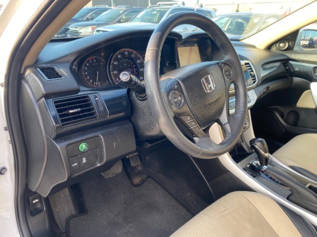 Honda Accord Coupe Vehicle Full-screen Gallery Image 09