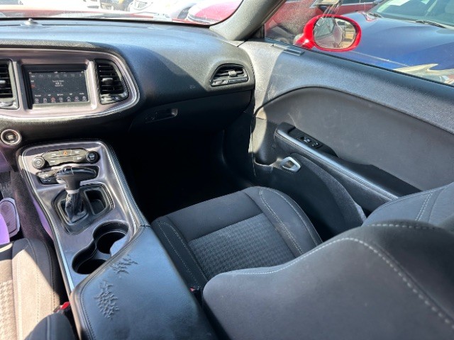 Dodge Challenger Vehicle Full-screen Gallery Image 07