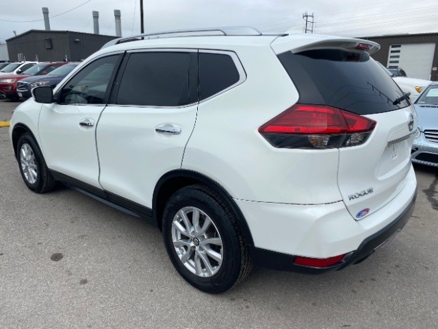 Nissan Rogue Vehicle Full-screen Gallery Image 04