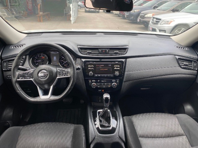 Nissan Rogue Vehicle Full-screen Gallery Image 06