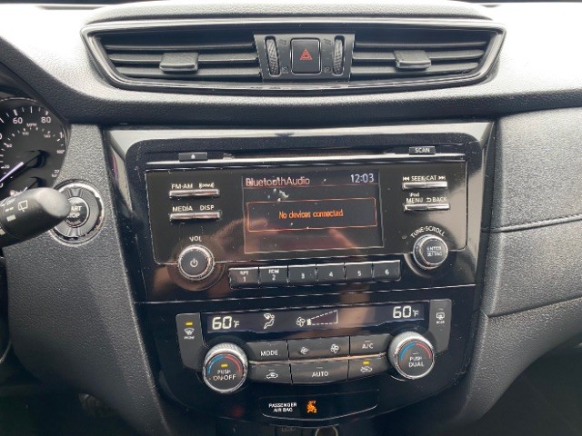 Nissan Rogue Vehicle Full-screen Gallery Image 12