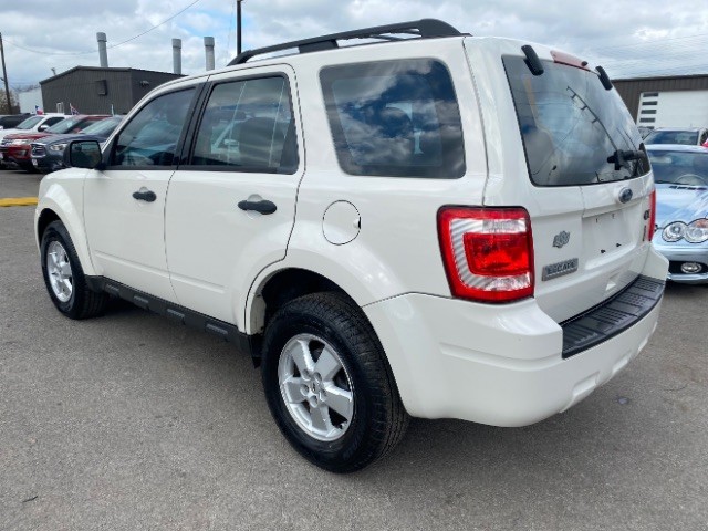 Ford Escape Vehicle Full-screen Gallery Image 04