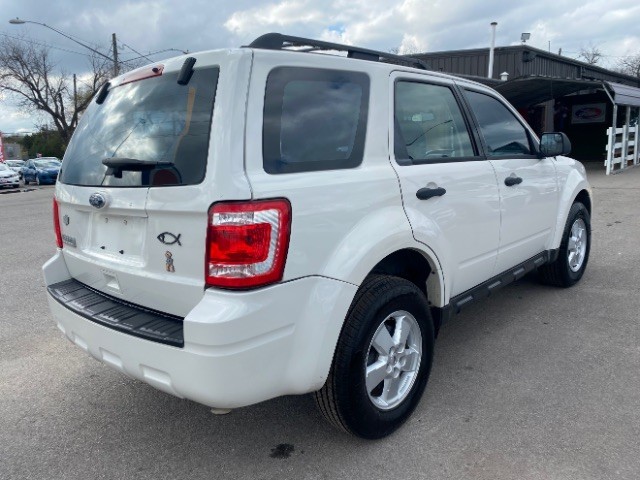 Ford Escape Vehicle Full-screen Gallery Image 05