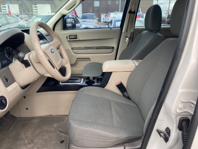 Ford Escape Vehicle Full-screen Gallery Image 08