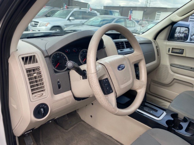 Ford Escape Vehicle Full-screen Gallery Image 09