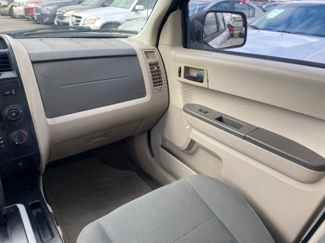 Ford Escape Vehicle Full-screen Gallery Image 10