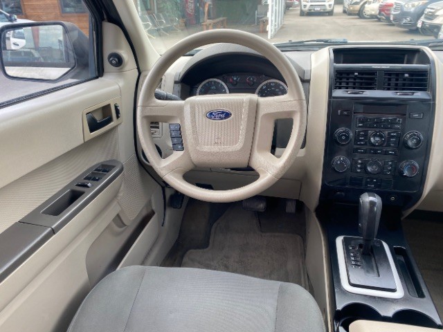 Ford Escape Vehicle Full-screen Gallery Image 11