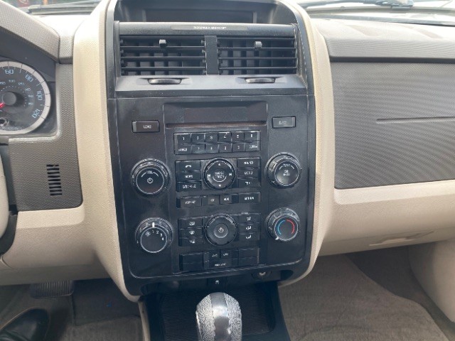 Ford Escape Vehicle Full-screen Gallery Image 12