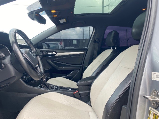 Volkswagen Jetta Vehicle Full-screen Gallery Image 08