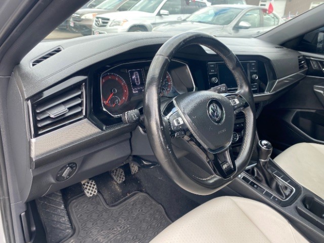 Volkswagen Jetta Vehicle Full-screen Gallery Image 09