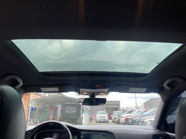 Volkswagen Jetta Vehicle Full-screen Gallery Image 12