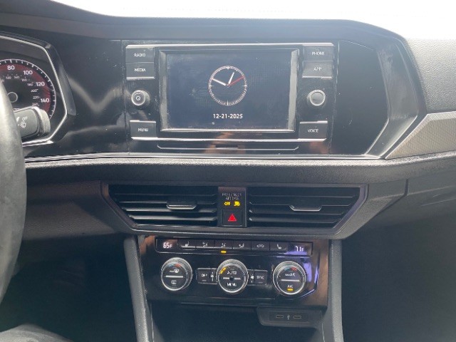 Volkswagen Jetta Vehicle Full-screen Gallery Image 13