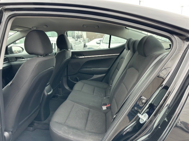 Hyundai Elantra Vehicle Full-screen Gallery Image 11