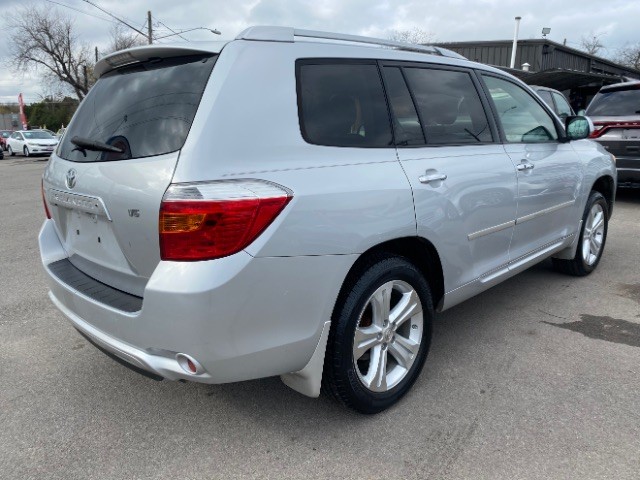 Toyota Highlander Vehicle Full-screen Gallery Image 05