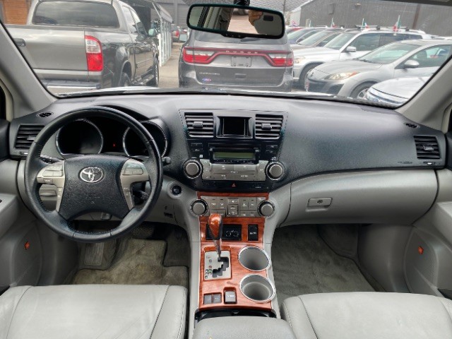 Toyota Highlander Vehicle Full-screen Gallery Image 06